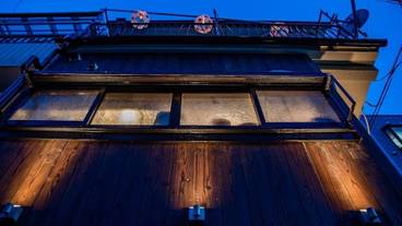 施設の正面 (日没後) / 1