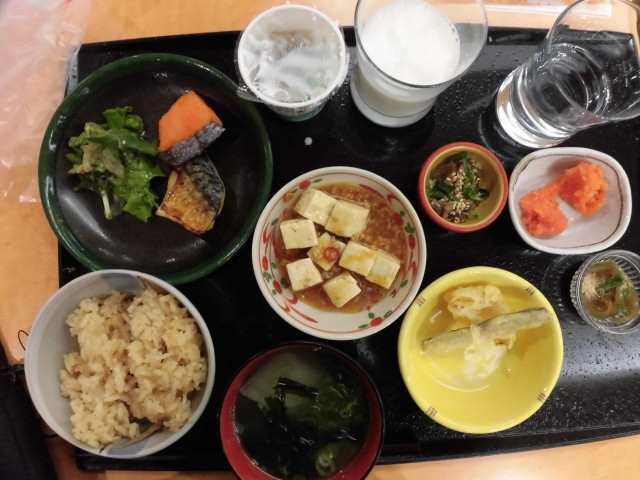 朝食です。なんとバイキング形式です。