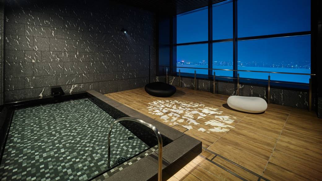 シックな大浴場で
心も体もリラックス / 2