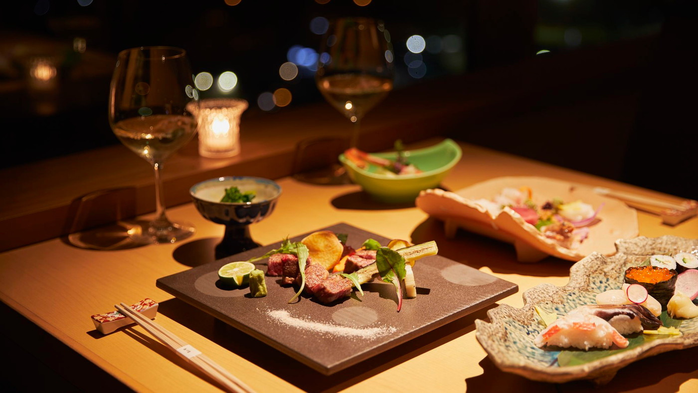 夜景を望むレストランでロマンチックなディナーを4281408