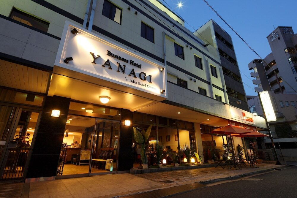 施設の正面 (日没後)