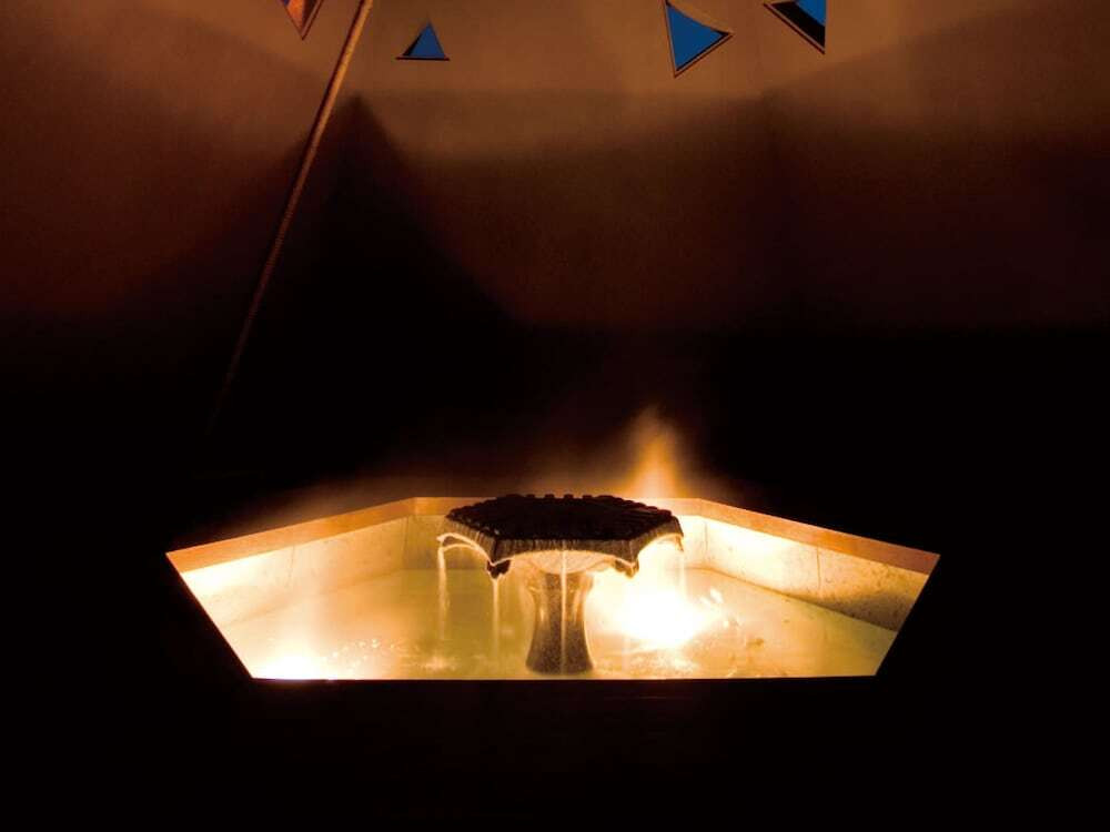 「火焔の塔」内部の足湯