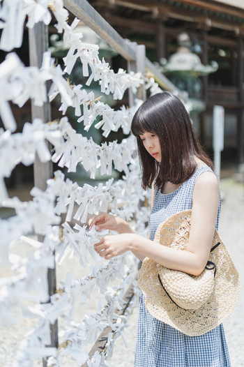 神社仏閣を巡る女性
