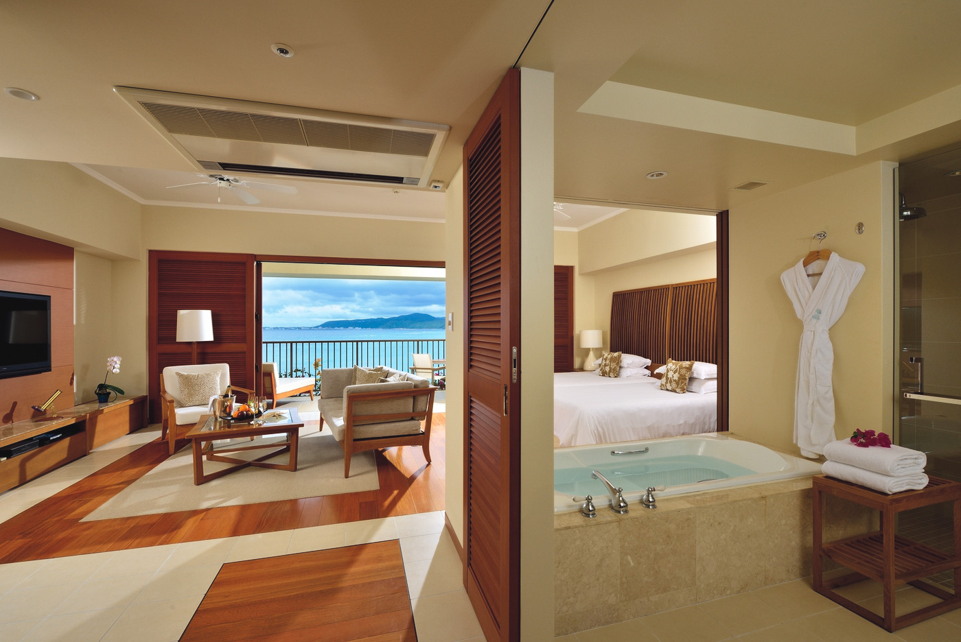 名護湾を眺めながらラウンジでゆったり寛ぐ…大人カップルならではの滞在を4235050