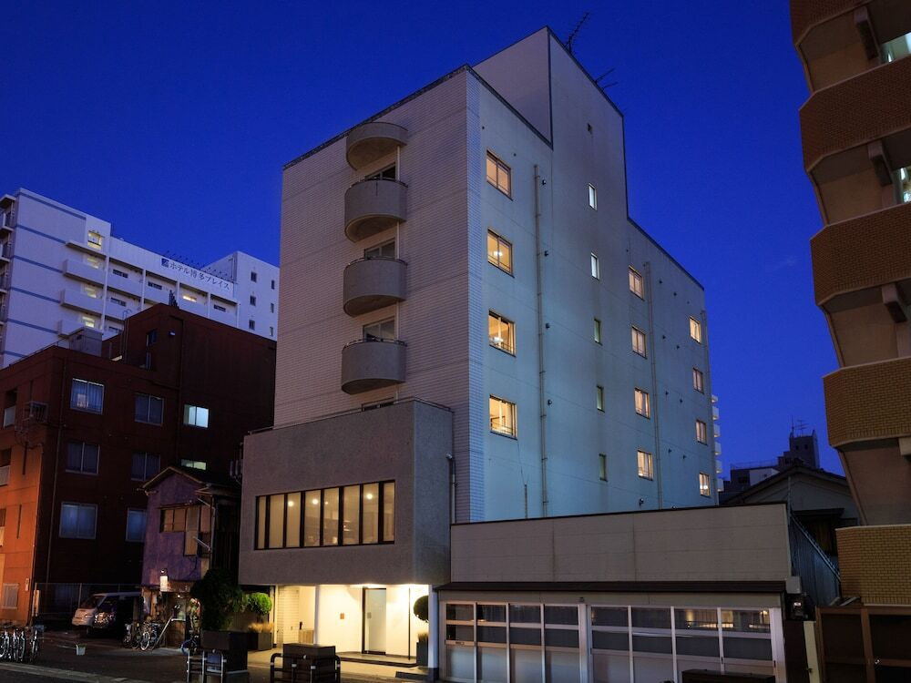 施設の正面 (日没後)