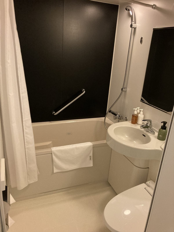 ふつー。　１部屋目はシャワーカーテンにカビが生えてました。