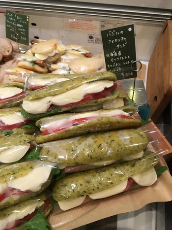 「デ・トゥット・パンデュース エキマルシェ大阪店」料理 897021 2016年9月　バジルのフォカッチャサンド