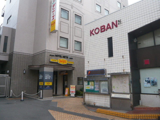 ＪＲ東日本ホテルメッツは、交番の裏手にあり、陰に隠れた存在