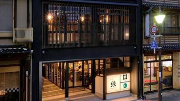 施設の正面 (日没後) / 2