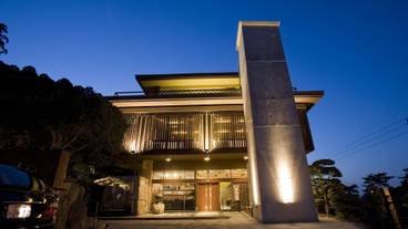 施設の正面 (日没後) / 4