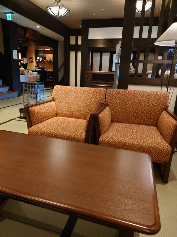 ロビー。ここに座ってチェックインしました