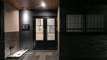 施設の正面 (日没後) / 2