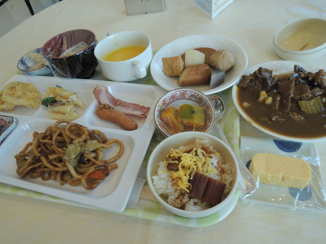 ブッフェ式の朝食　料理をお皿に盛りつけ