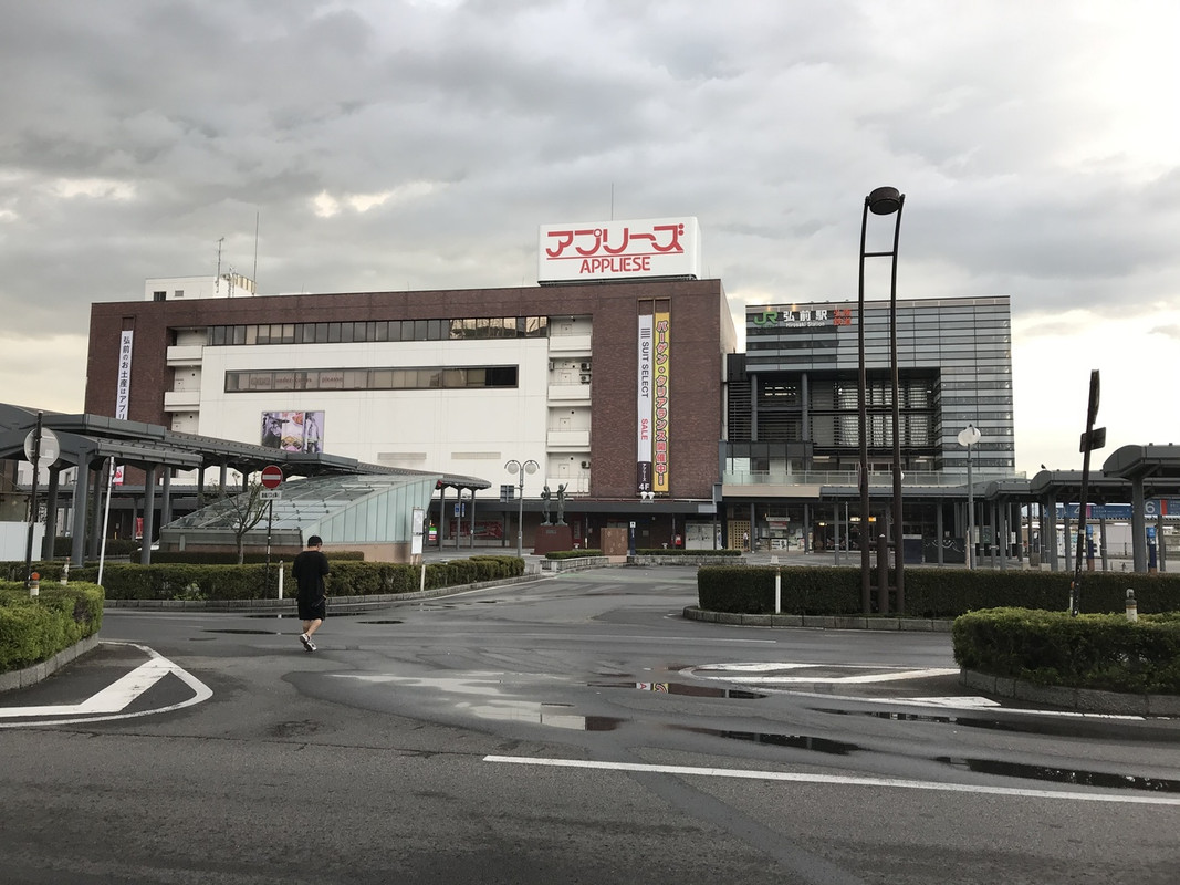 ホテル付近より駅を望む