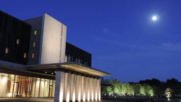 施設の正面 (日没後) / 1