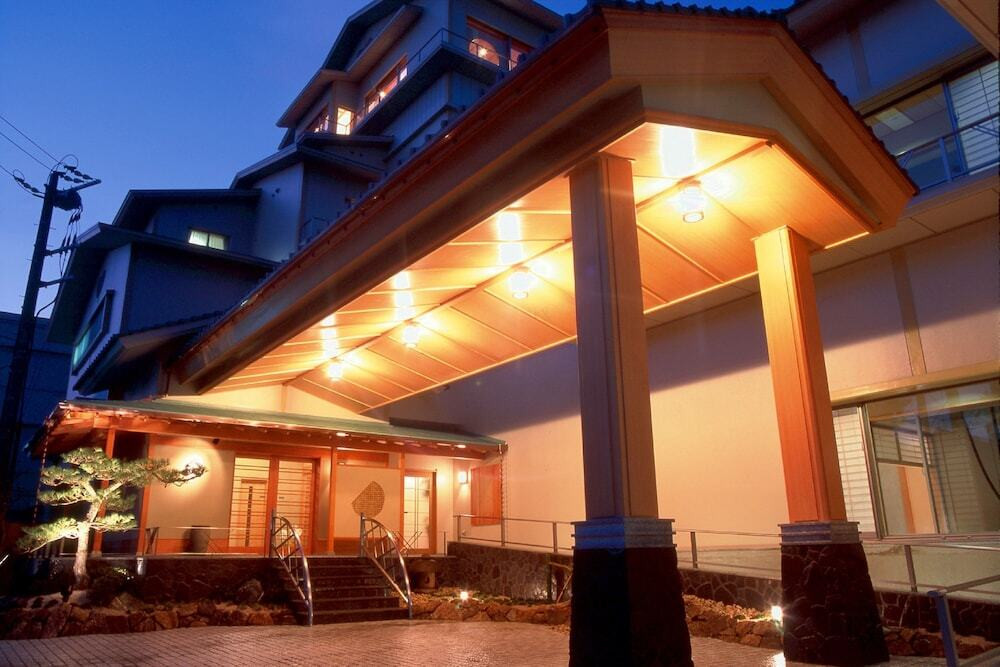 施設の正面 (日没後)