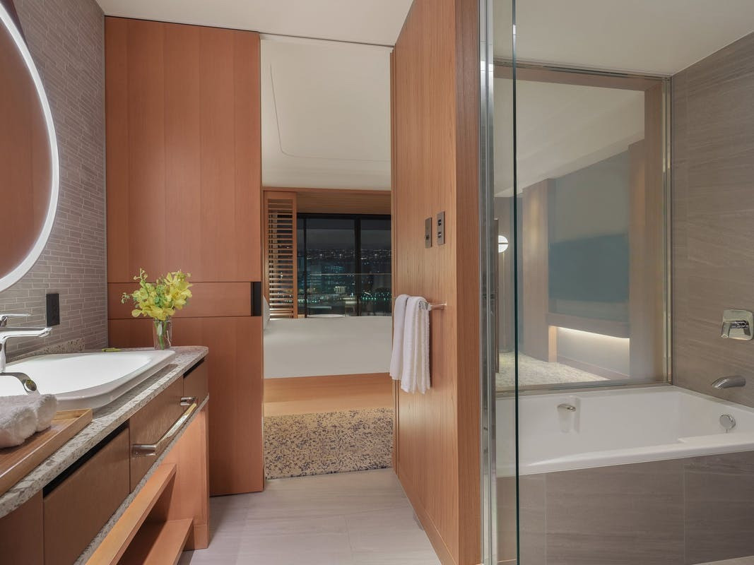 海に囲まれたホテルで優雅な”クルーズ”を楽しんで3405959