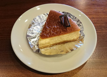 「河口湖チーズケーキガーデン」 料理 109808717 【完熟チーズケーキ】
お店の１番人気がこちら。
ベイクドタイプで濃厚かつしっとり。
それでいてクドさはナシ。