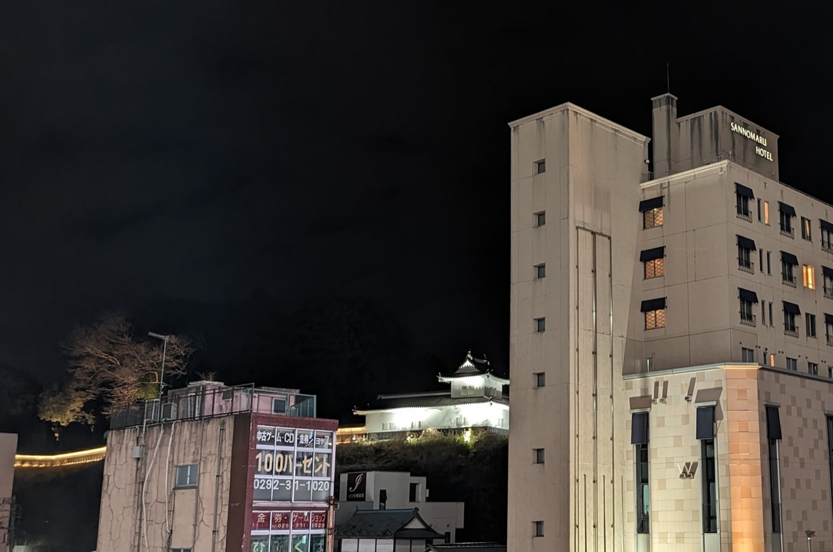 ホテルの裏側には、水戸城の二の丸角櫓が見えます