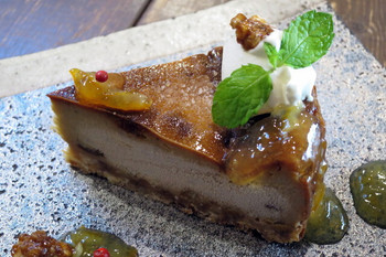 「カフェ　火裏蓮花」料理 927720 大人のブルーチーズケーキ お酒のきいたオレンジのピールソース添え（アップ、2015年7月）