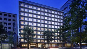 施設の正面 (日没後) / 1