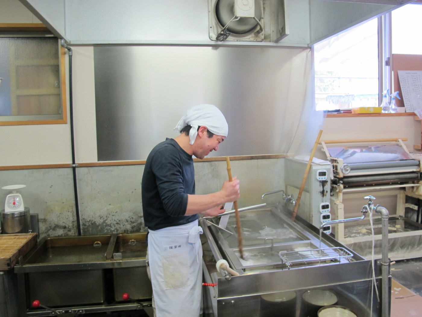 「池上製麺所」内観 892527 照れる若きうどん職人！苦笑い！