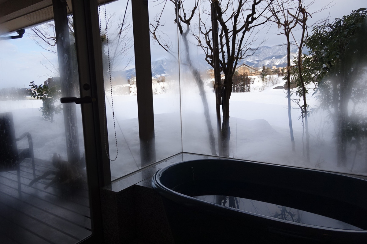 バスルームからの雪景色