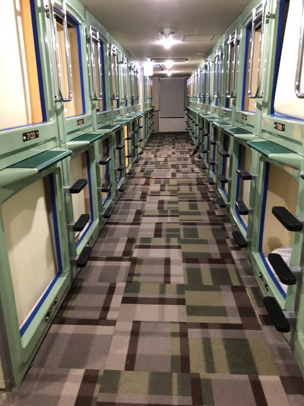 こんな感じのカプセルルームが並んでいます