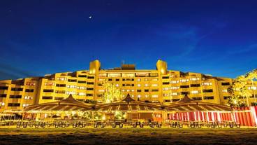 施設の正面 (日没後) / 1