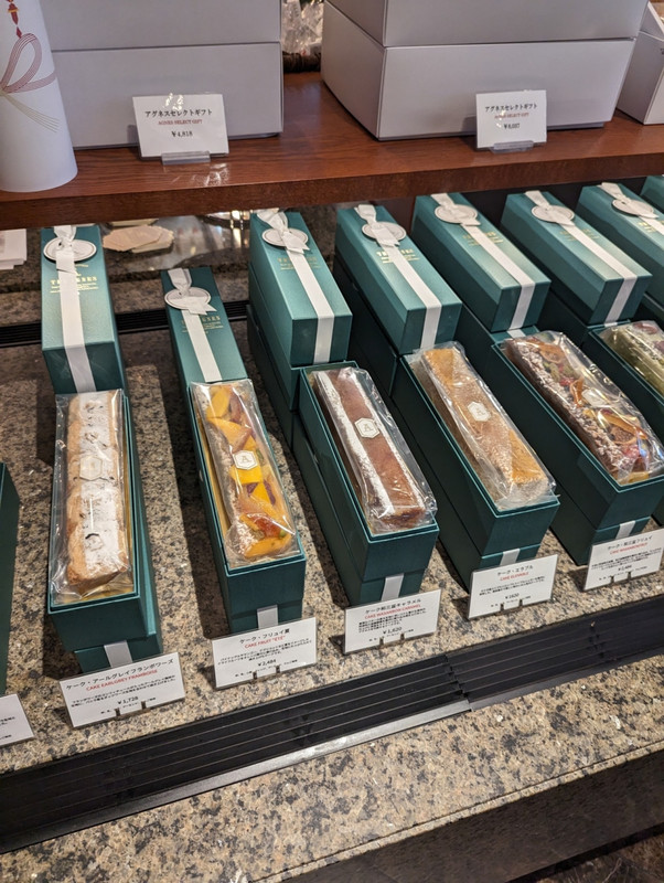 ホテル施設内１階のパティスリー