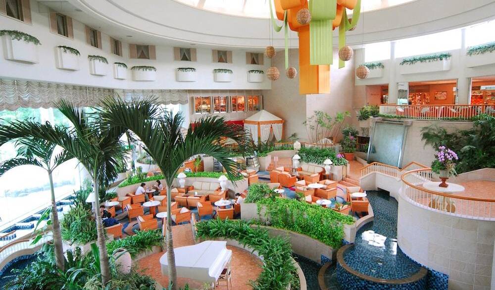 開放的なアトリウムラウンジ / 1