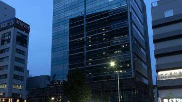 施設の正面 (日没後) / 2