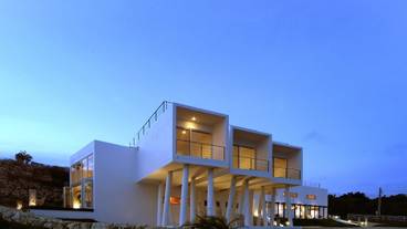 施設の正面 (日没後) / 1