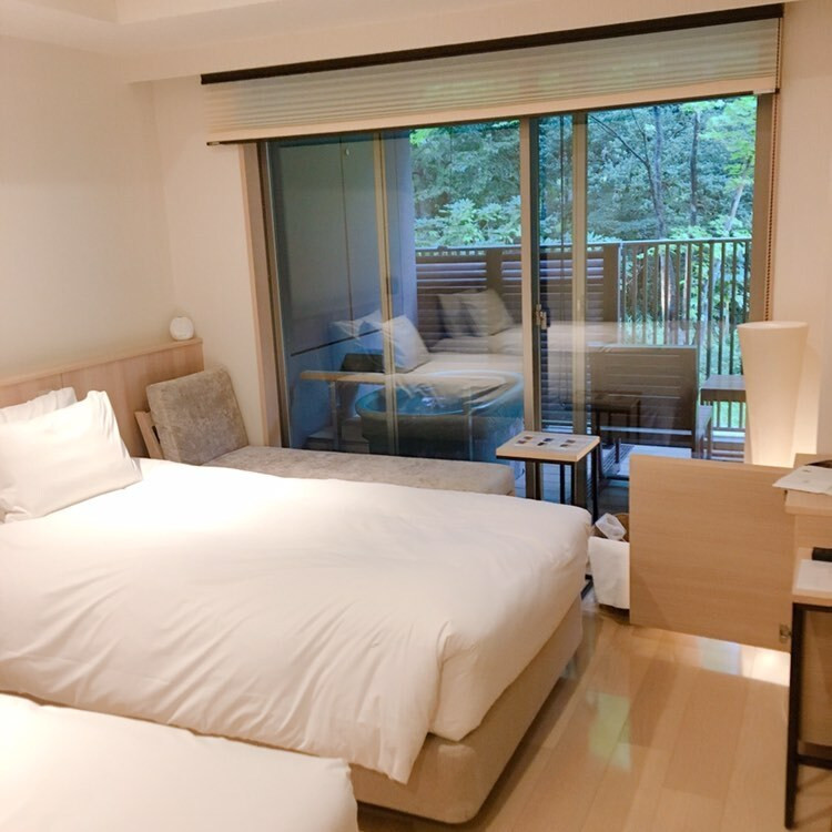 緑溢れる客室。ベッドがフカフカ♪