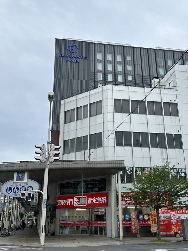 アーケード内に入口があります