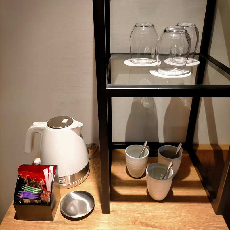 コーヒー、紅茶、日本茶のお茶セットと電気ポット完備