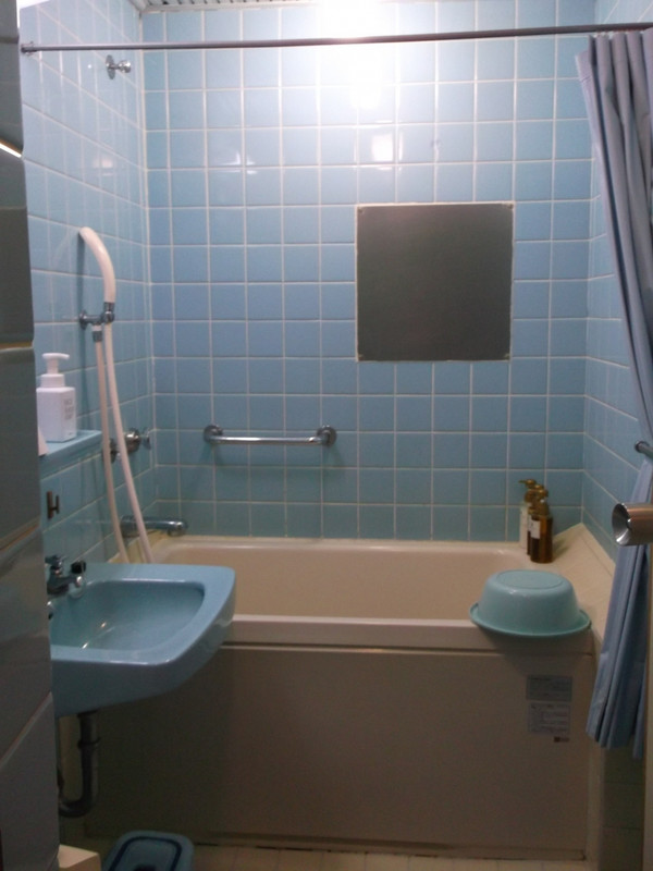 タイル張りのふろと、トイレ。