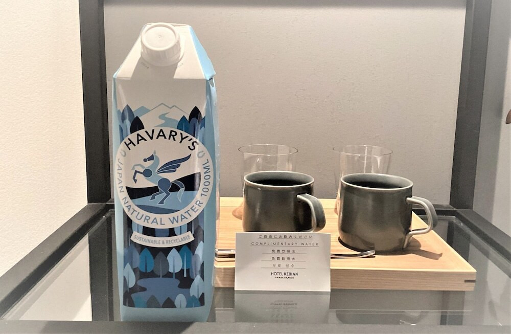 客室内の水とマグカップ