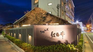 施設の正面 (日没後) / 1