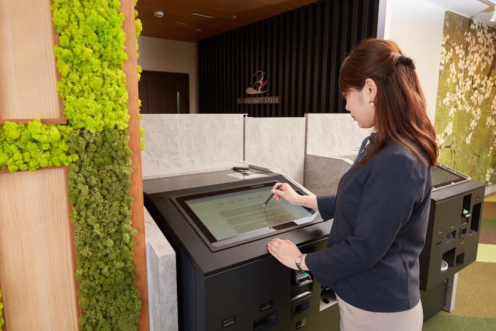 チェックイン / チェックアウト キオスク