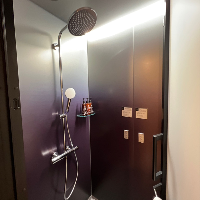 ブース内に照明と音楽のコントローラー