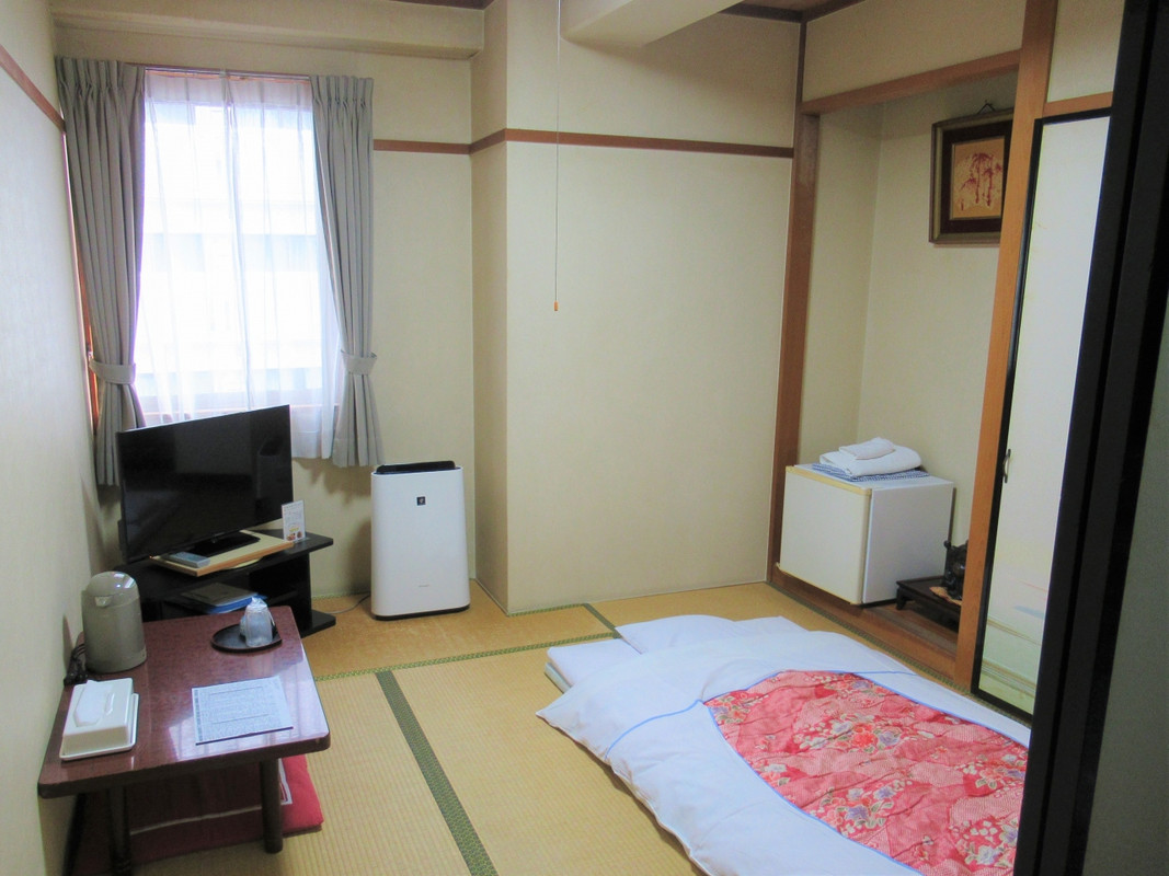 畳が毛羽だっていたのが残念。冷蔵庫・空気清浄機あり