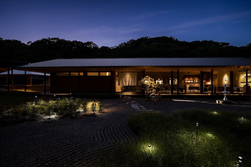 美しい和空間とアートが楽しめる本格旅館3926904