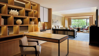 エグゼクティブ スイート キングベッド 1 台 リバービュー