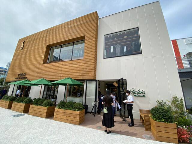 白緑で統一された店内
おしゃれカフェで休憩 / 2