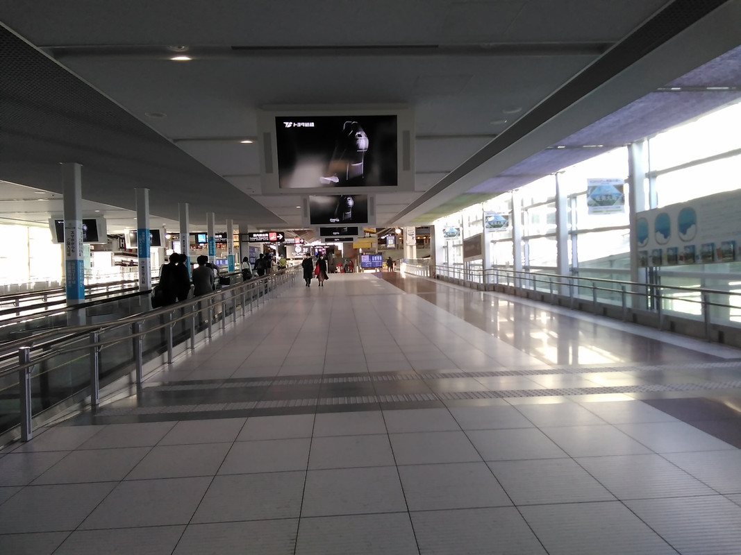 アクセスプラザに向かって歩き、右側にありました