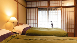 デラックス和室　2人部屋　ベッド付　共用バスルーム