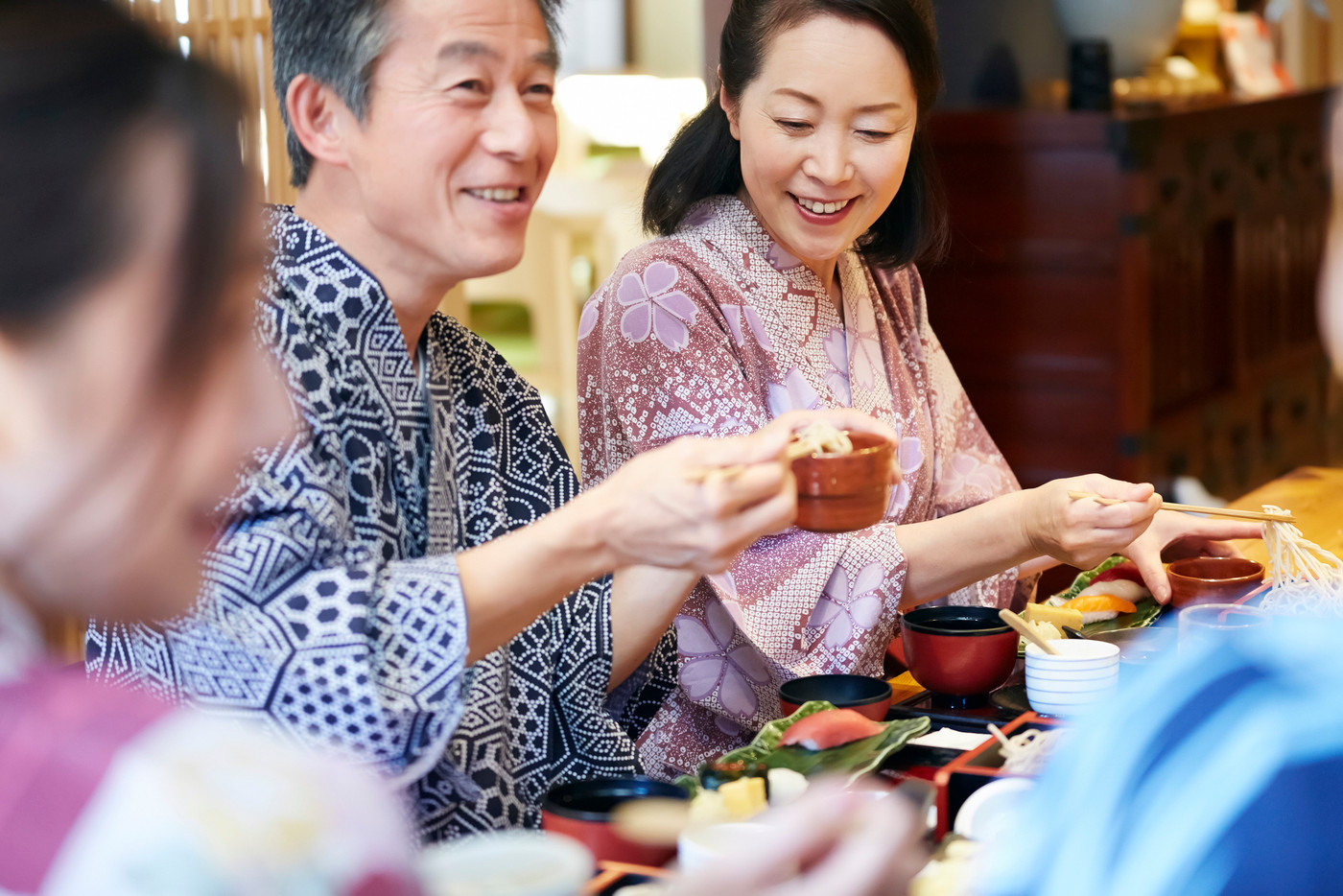 温泉旅行に行く家族