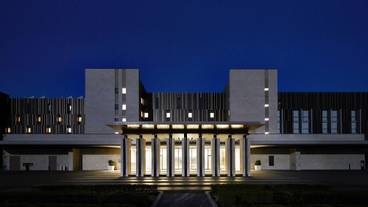 施設の正面 (日没後) / 2