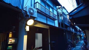 施設の正面 (日没後) / 2